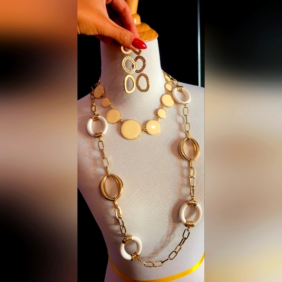 Charming Charlie set of 2 Necklaces and 1 pair of earrings ✨️ - Picture 1 of 6